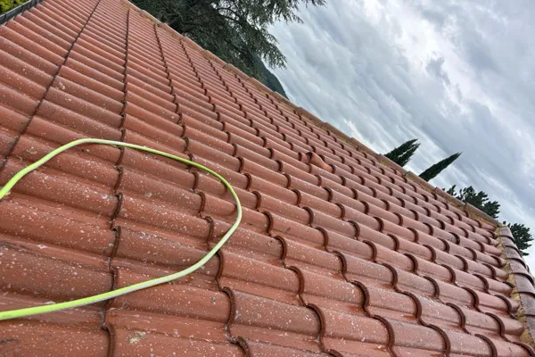 Nettoyage de toiture à Cournonterral – démoussage et traitement hydrofuge par Joachim Rénovation 34
