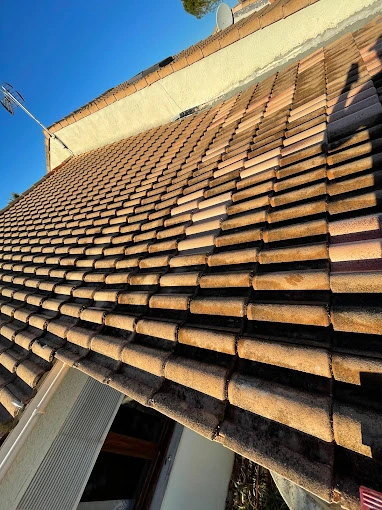 Rénovation complète de toiture à Cournonterral – remplacement et nettoyage de tuiles