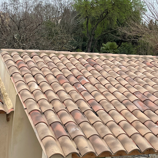 Toiture à Fabrègues inspectée par un couvreur pour réparation des tuiles